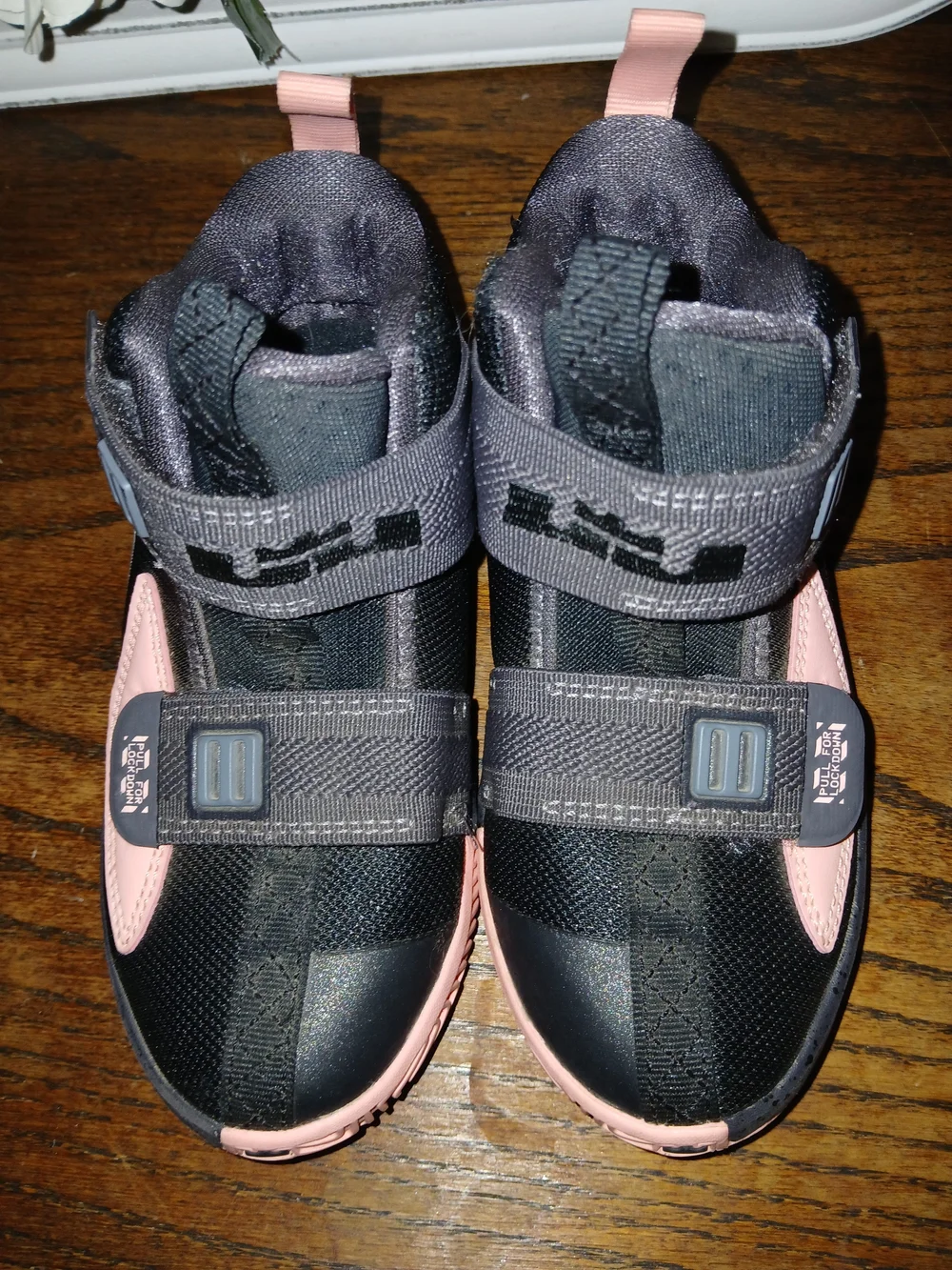 Nike--LEBRON JAMES Soldier 13 Midnight Black Bleached Coral